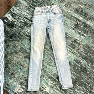 H&M light wash skinny jeans